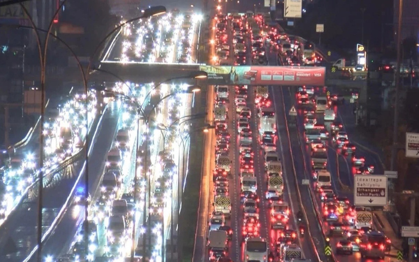 İstanbul'da Yağış Sonrası Trafik Felç Oldu