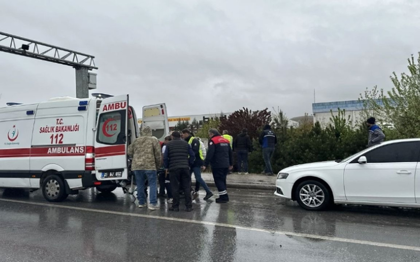 Afyon'da Midibüs şarampole devrildi, 3 turist yaralandı